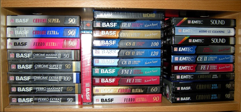 Kazety v poličce - BASF, EMTEC